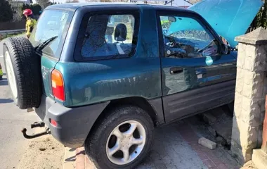 Toyota skosiła ogrodzenie w Wielkich Oczach - kierowca miał ponad 2,5 promila