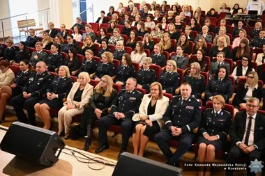 Komendant Policji - koncert w Rzeszowie, rozdano róże i postawiono stoisko profilaktyczne