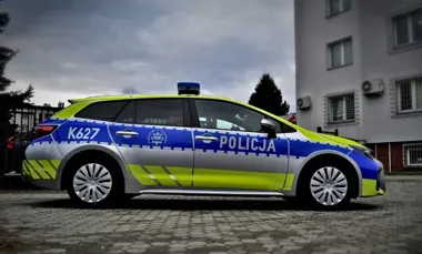 Mercedes przy zamkniętym stawie - patrol wyczuł, co było w środku