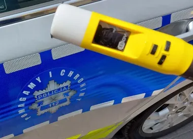 Quad wypadł z drogi, a świadek zatrzymał pijany rajd w ostatniej chwili