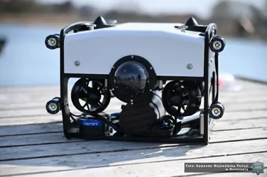 Pod wodą ruszył nowy sprzęt - rzeszowscy kontrterroryści sprawdzili go na jeziorze