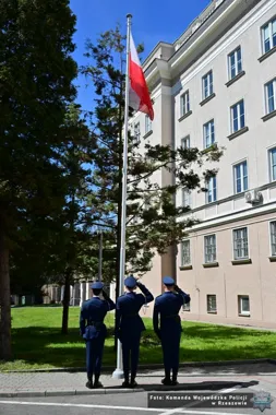 Biało-czerwona nad Rzeszowem - policjanci i mieszkańcy świętowali na rynku