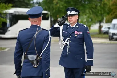 16 nowych policjantów złożyło ślubowanie w Rzeszowie. Były awanse i odznaczenia