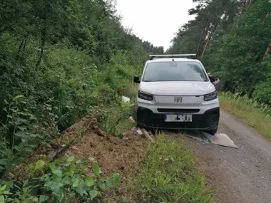 Firmowy samochód zniknął po porannej kradzieży, kierowca miał sądowy zakaz