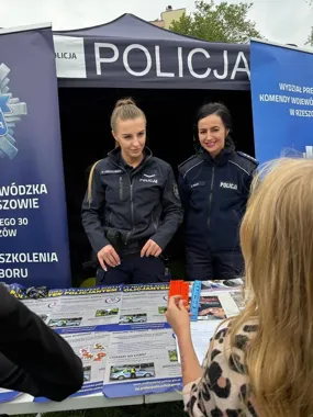 Radiowóz przyciągał dzieci w Rzeszowie - policjanci pokazali kulisy służby