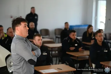Radiowozy pod presją - policjanci w Krośnie ćwiczyli awaryjne manewry
