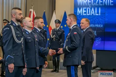 Weszli w dym i wodę - podkarpaccy policjanci wrócili z medalami