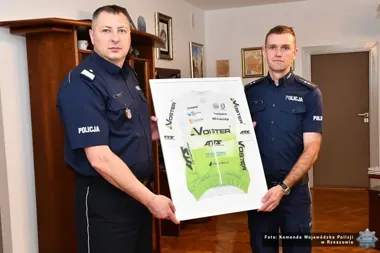 Policyjny kolarz z Podkarpacia dostał wyróżnienie po konferencji w Kielcach