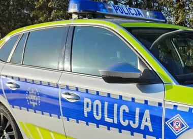 77-latek sam w mieszkaniu - rodzina nie mogła się dodzwonić, weszła policja