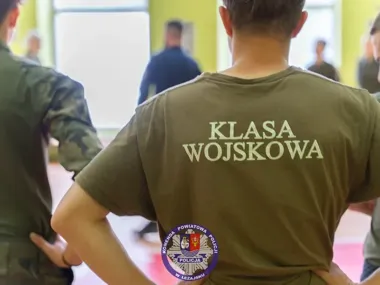 Policyjne szkolenie w Nowej Sarzynie - młodzież ćwiczyła obezwładnianie napastnika