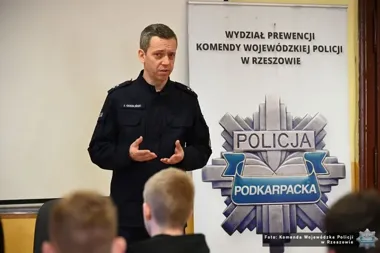 Funkcjonariusze w Tyczynie - uczniowie poznali realia służby i cyberzagrożenia