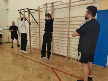 Tyczyńscy uczniowie weszli na policyjną siłownię - test dużo pokazuje