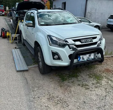 Sekundy przed tragedią przy autolawecie w Niechobrzu - policjanci zadziałali w porę