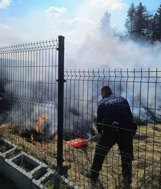 Policjanci z Baligrodu ugasili ogień, który szedł prosto na domy
