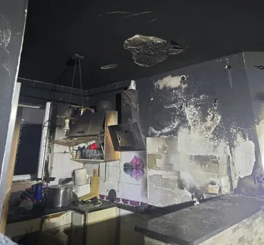 Policjanci wyciągnęli dzieci z płonącego domu, potem wrócili po psy