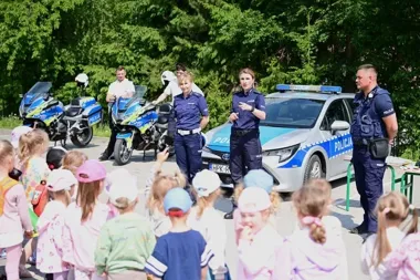 Policyjny pies i konni w przedszkolu w Rzeszowie. Dzieci były zachwycone