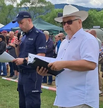 W Lutowiskach tłumy przyciągnęły konie i policyjny patrol z Rzeszowa
