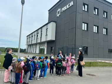 Przedszkolaki zajrzały do leskiej komendy - największe emocje wzbudziły dwa miejsca