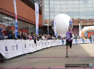 Policjanci z Rzeszowa rozbiegli stawkę w półmaratonie
