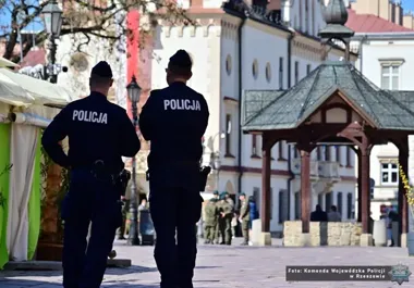 Rzeszów uczcił Konstytucję 3 Maja - policjanci ruszyli w uroczystym marszu