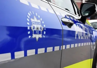 Samotna 76-latka leżała dniami - sąsiadka zgłosiła, policjanci i OSP uratowali życie