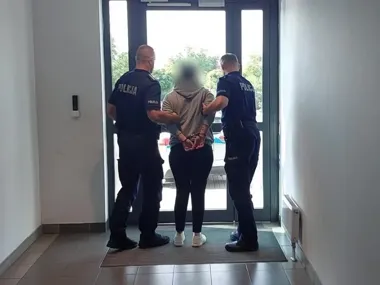 Szklana butelka przed sklepem w Soninie. 40-latka trafiła do aresztu
