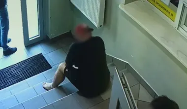 Ukradł łańcuszek za 13,8 tys. zł i schował się w budynku komendy