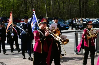 Ciche dęby pamięci odsłoniły twarze zbrodni katyńskiej w Majdanie Sieniawskim