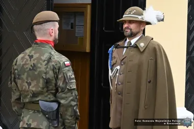 Rzeszów zatrzymał się dla Katynia - policyjna pamięć wróciła pod tablice