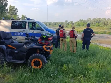 Wakacyjne patrole na rowerach i nad wodą - policja i OSP ruszyły w teren