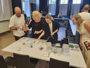 Nauczyciele z Rzeszowa zobaczyli walizkę narkotykową podczas policyjnych warsztatów