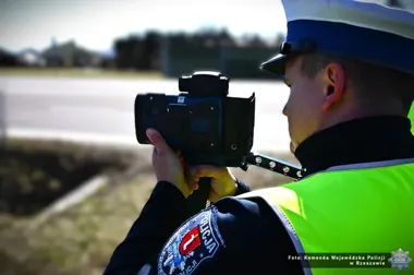 Wyprzedzał na przejściu i pędził 104 km/h - zapłacił 3200 zł i stracił prawo jazdy