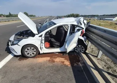 Sekundy nieuwagi na A4 - Toyota najechała na Hyundaia, dwie osoby w szpitalu