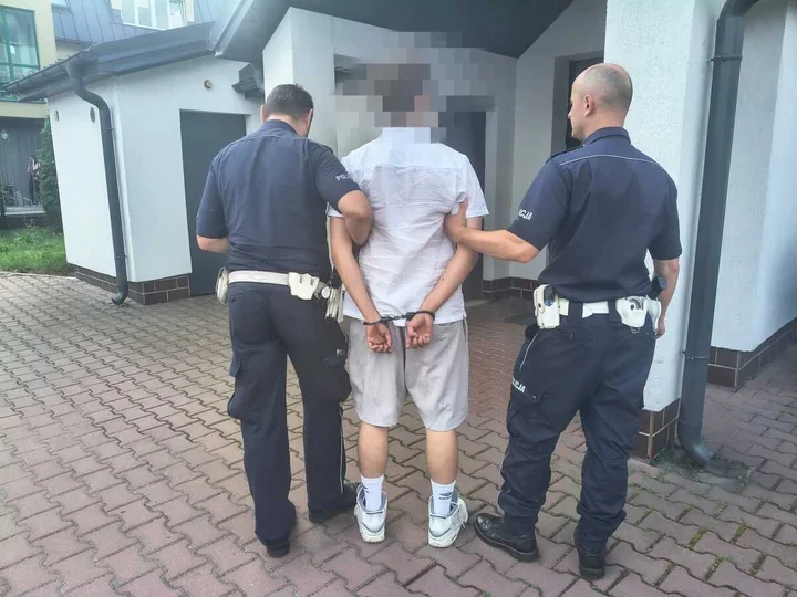 Po uderzeniu w skarpę kierowca wrócił do domu. Miał 1,8 promila