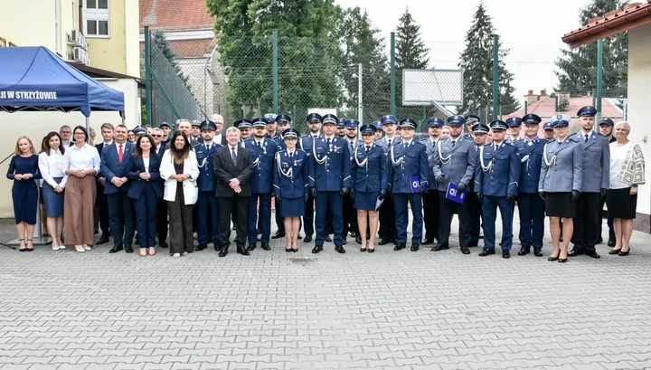 Awanse i odznaczenia w Strzyżowie - policjanci stanęli przed całym garnizonem