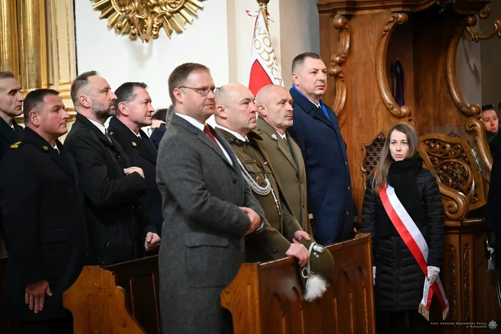 Salwa honorowa i msza w Rzeszowie - służby zebrały się pod pomnikiem