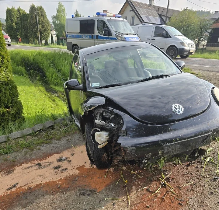 Wjechała do rowu, a przy niej znaleziono marihuanę i sądowy zakaz