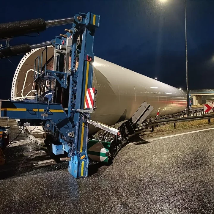 A4 zablokowana po awarii ładunku - utrudnienia mogą potrwać do soboty