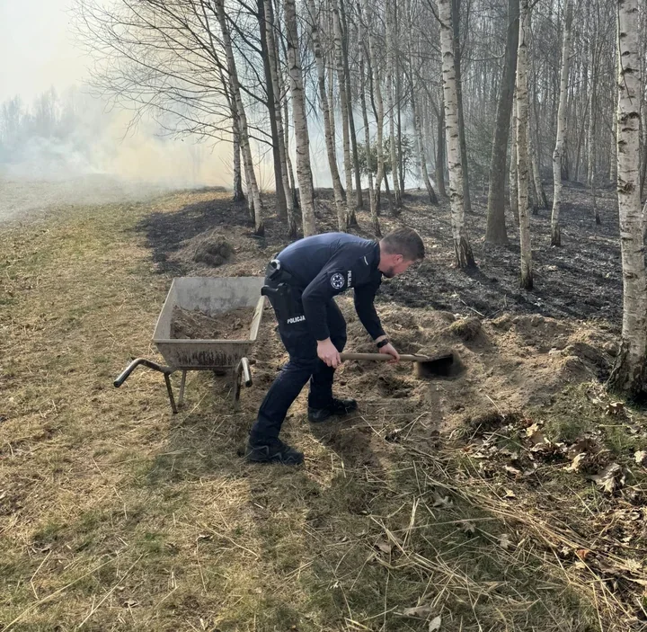 Pożar lasu tuż przy domu - dzielnicowy zdążył przed tragedią