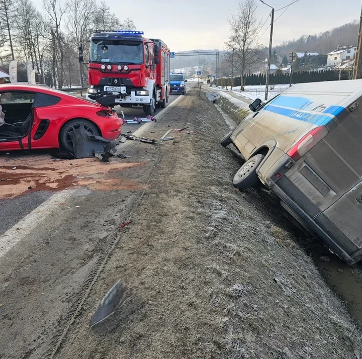 Na DK19 w Wyżnem - bus uderzył w porsche, które staranowało ciężarówkę