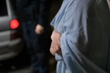 Wyszła ze szpitala w szpitalnej koszuli. 55-latkę znaleźli policjanci