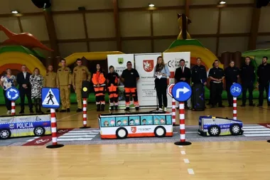 W hali sportowej odbywa się uroczyste otwarcie edukacyjnej inscenizacji drogowej z udziałem służb mundurowych, ratowników i samorządowców.