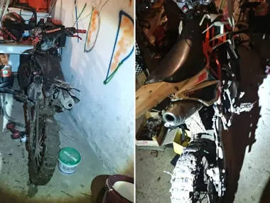 Dwa ujęcia zabrudzonego motocykla terenowego stojącego w garażu lub warsztacie, widoczne są opony, wydech i fragmenty wyposażenia pomieszczenia.