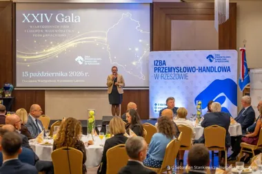 Kobieta przemawia z mikrofonem podczas XXIV Gali Wiarygodnych Firm i Liderów Województwa Podkarpackiego w sali bankietowej w Rzeszowie.