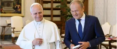 Tusk w Watykanie z nietypowym prezentem. Papież przyjął zaproszenie do Polski